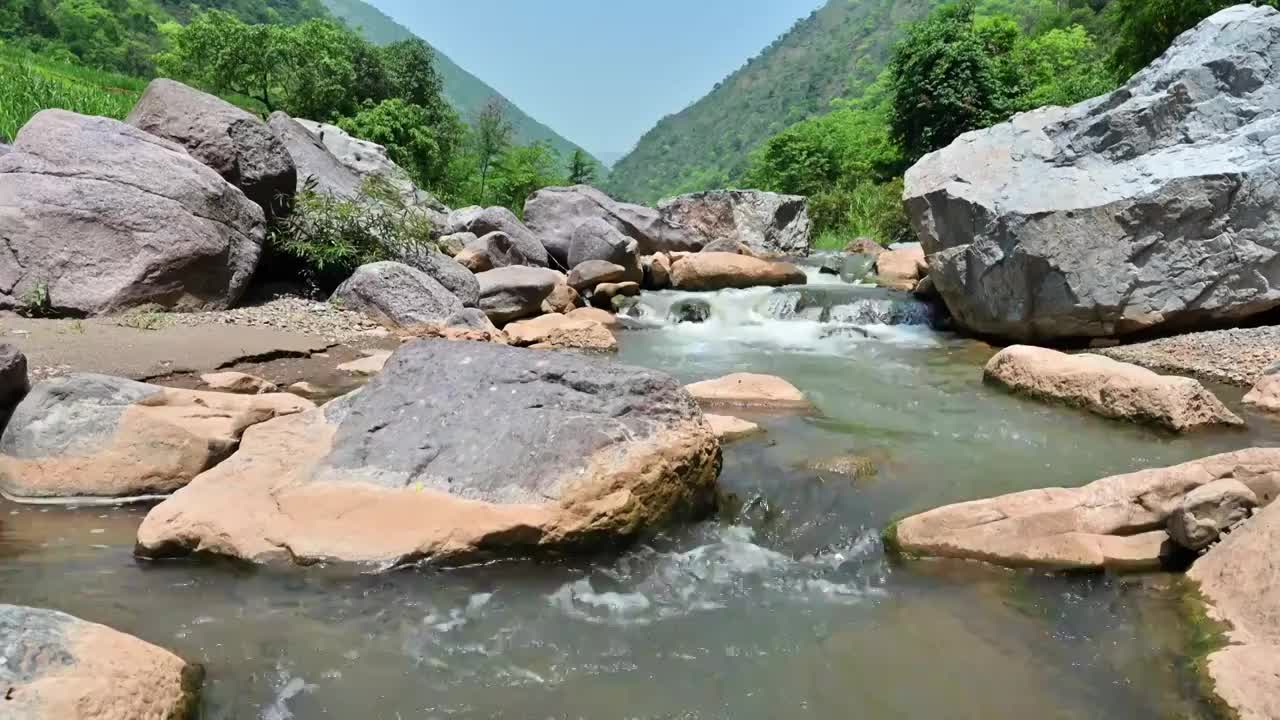 山谷中的河流视频素材