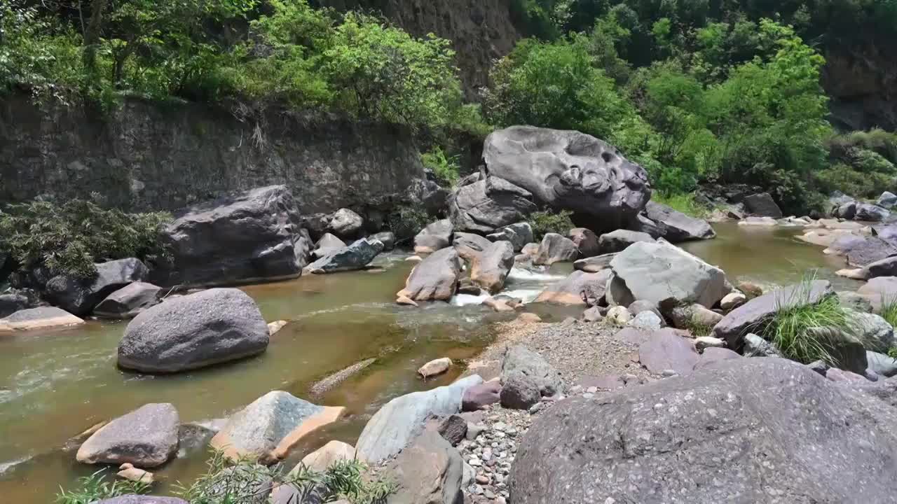 山谷中的河流视频素材