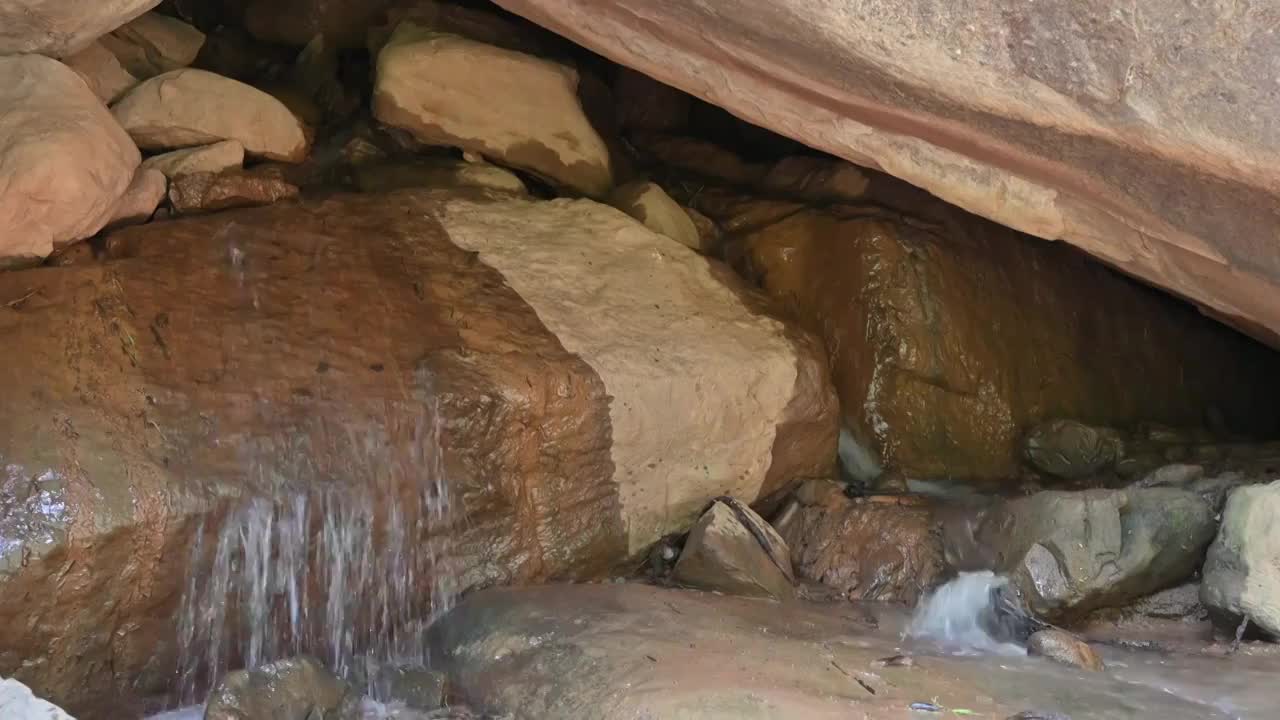 石头上的水流视频素材