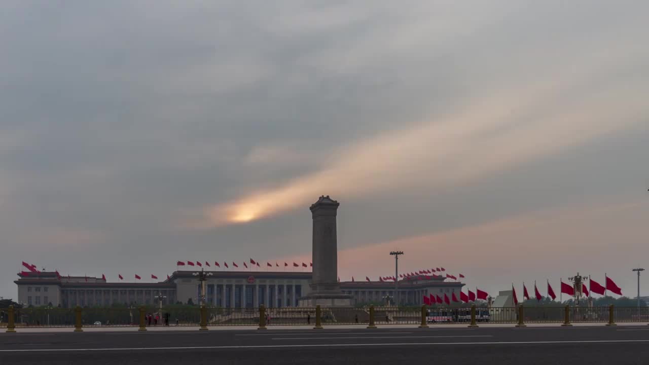 人民大会堂及人民英雄纪念碑夜景220429视频素材