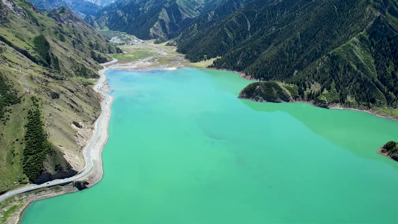 新疆伊犁独库公路大龙池，无人机航拍碧绿湖水被雪山环抱，倒影如画绝美自然风光视频素材