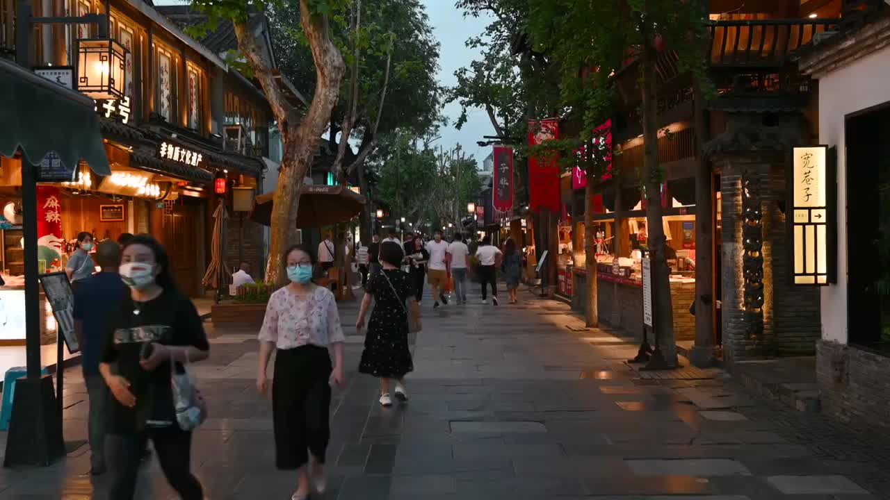 成都宽窄巷子商业街夏季黄昏夜景4K分辨率实时视频素材