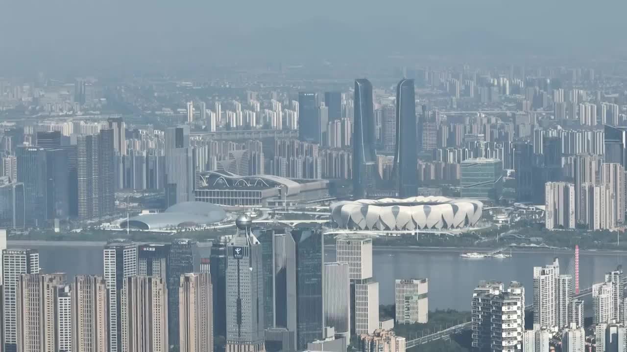 航拍长焦视角下的杭州钱塘江两岸城市风光视频素材