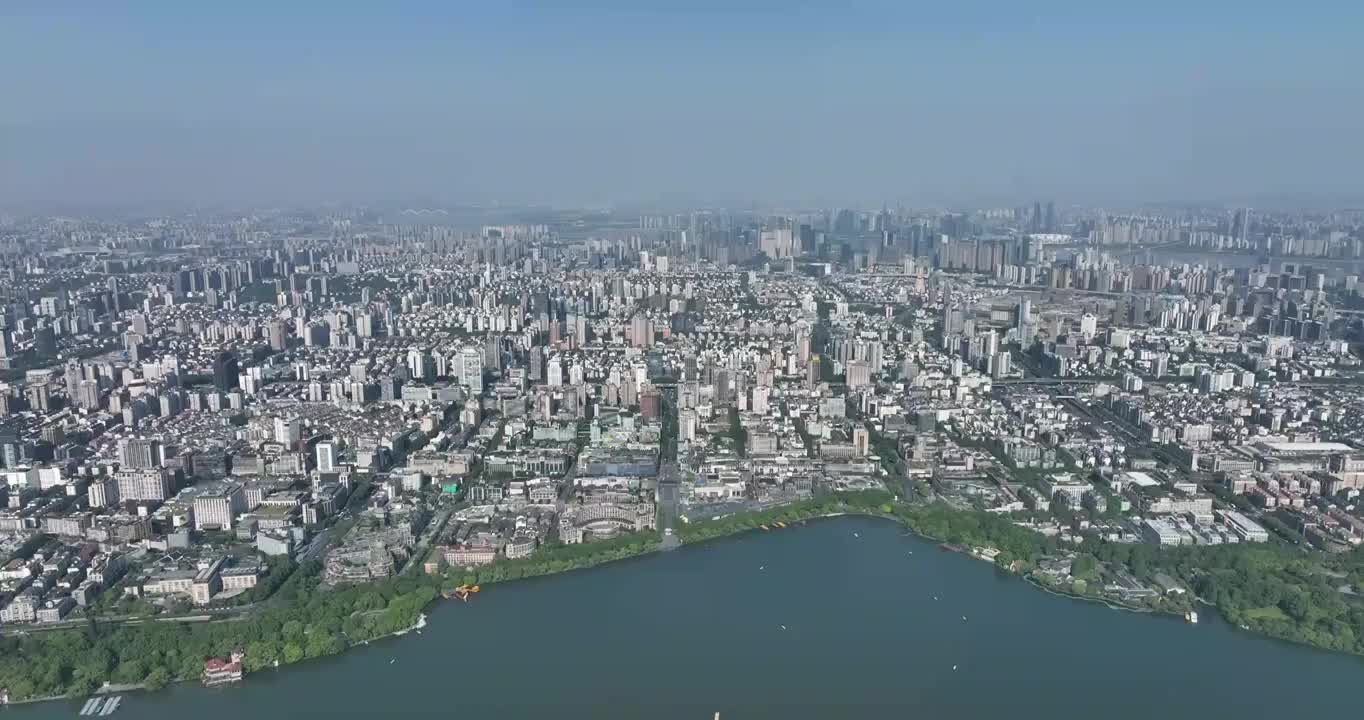 航拍杭州西湖畔的城市天际线全景白昼风光视频素材