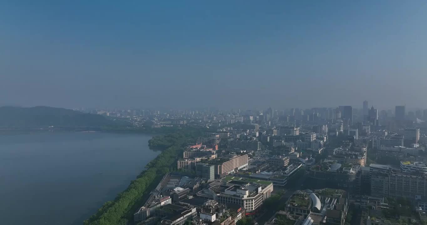 航拍杭州西湖畔的城市天际线全景白昼风光视频素材