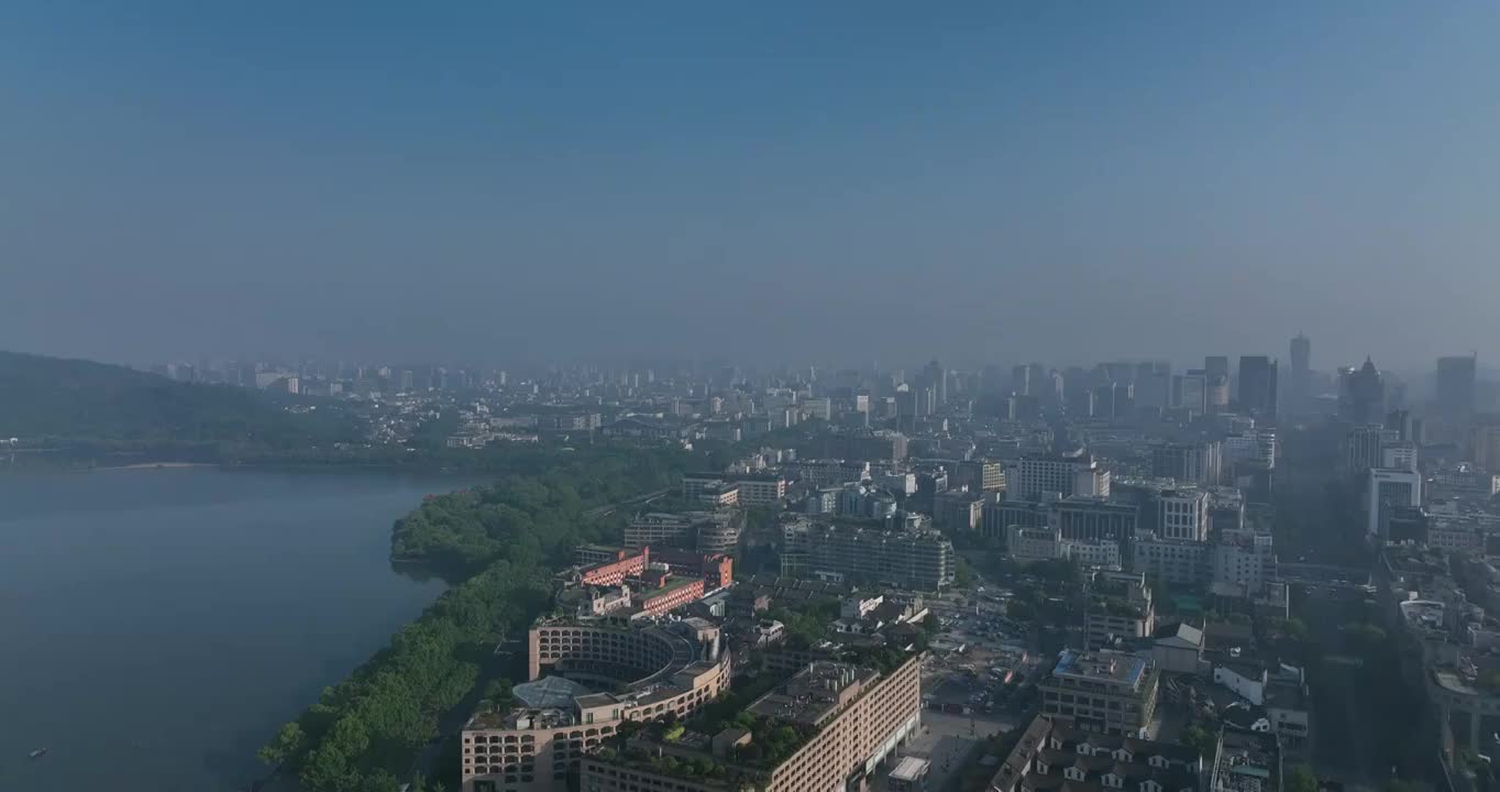 航拍杭州西湖畔的城市天际线全景白昼风光视频素材