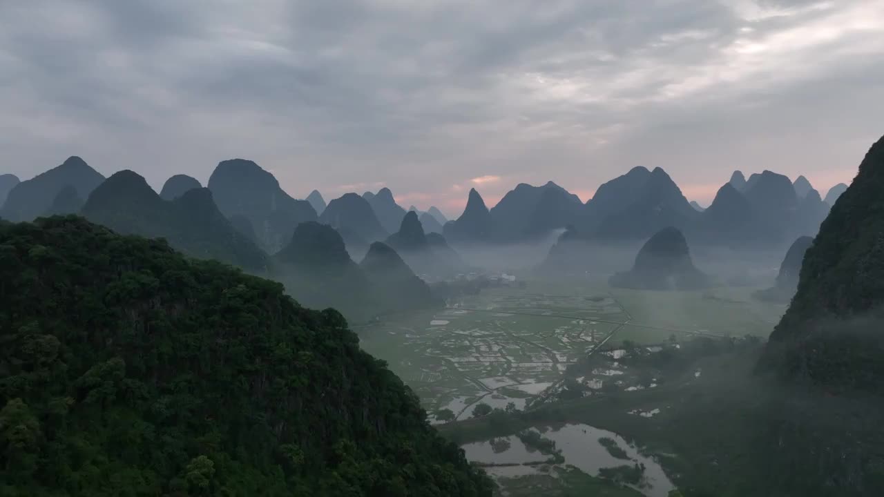 春天清晨日出喀斯特地貌峰林山谷中田园风光和雾视频素材