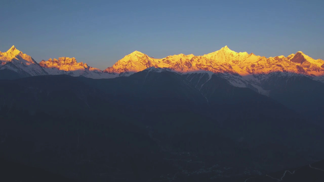 梅里雪山，日照金山视频素材