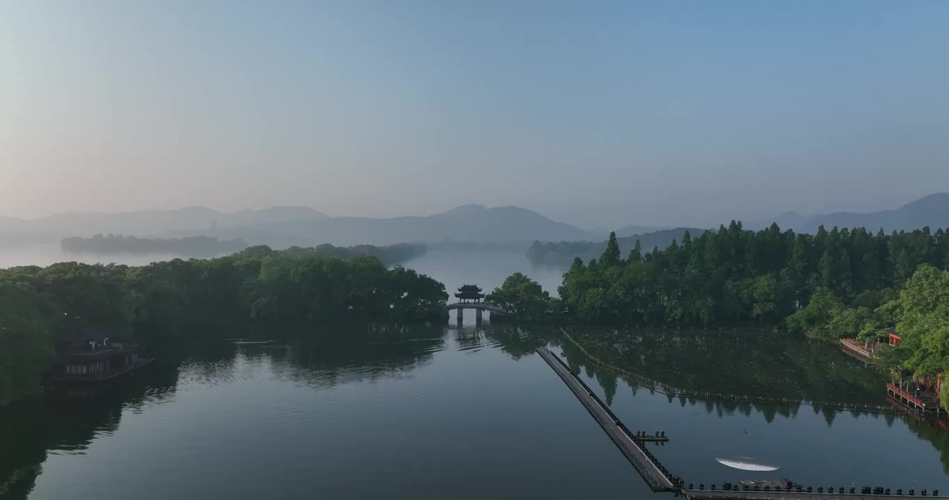 航拍杭州西湖曲院风荷玉带桥日出风光视频素材