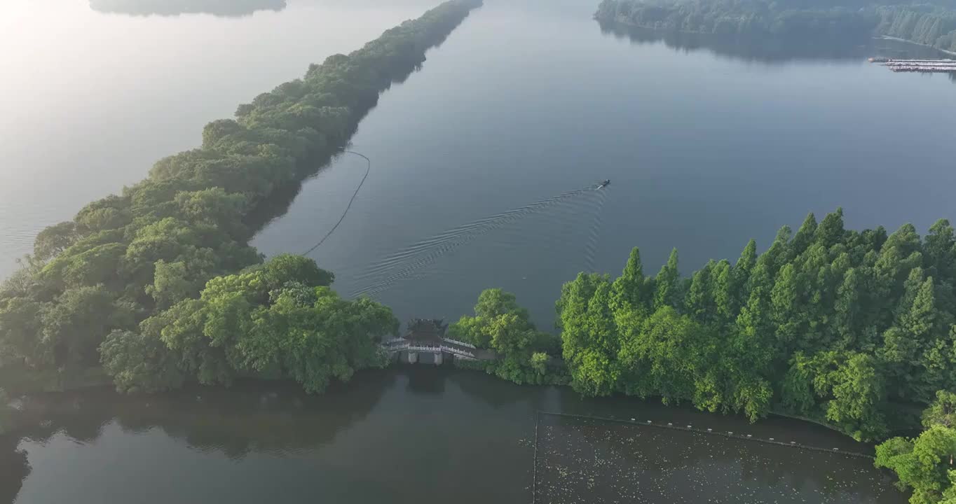 航拍杭州西湖曲院风荷玉带桥日出风光视频素材