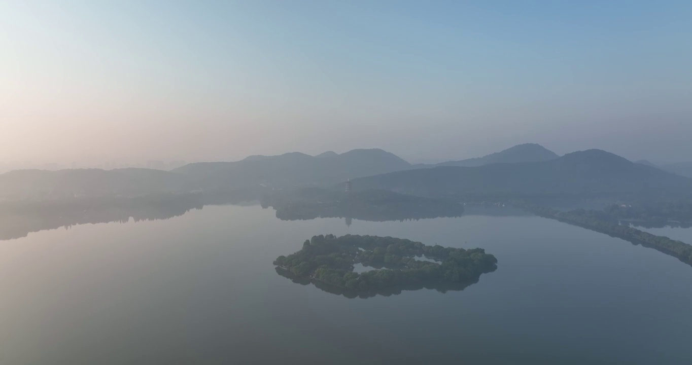 航拍杭州西湖三潭映月和雷峰塔日出风光视频素材