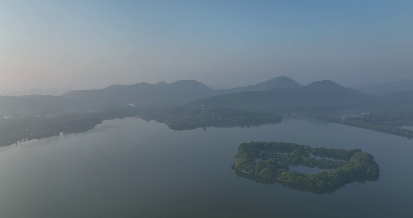 航拍杭州西湖三潭映月和雷峰塔日出风光视频素材