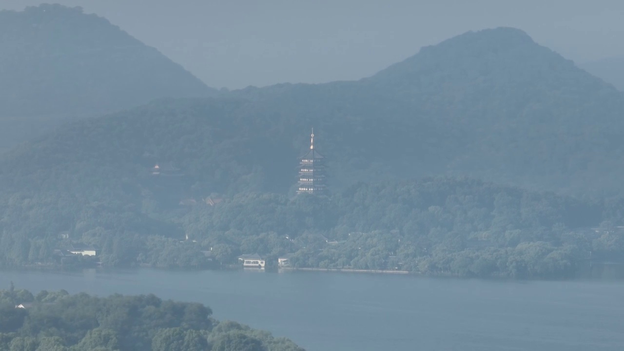 航拍杭州西湖三潭映月和雷峰塔日出风光视频素材