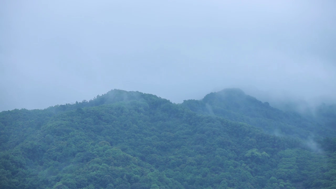 山林氤氲，遥看远山烟雾缭绕视频素材