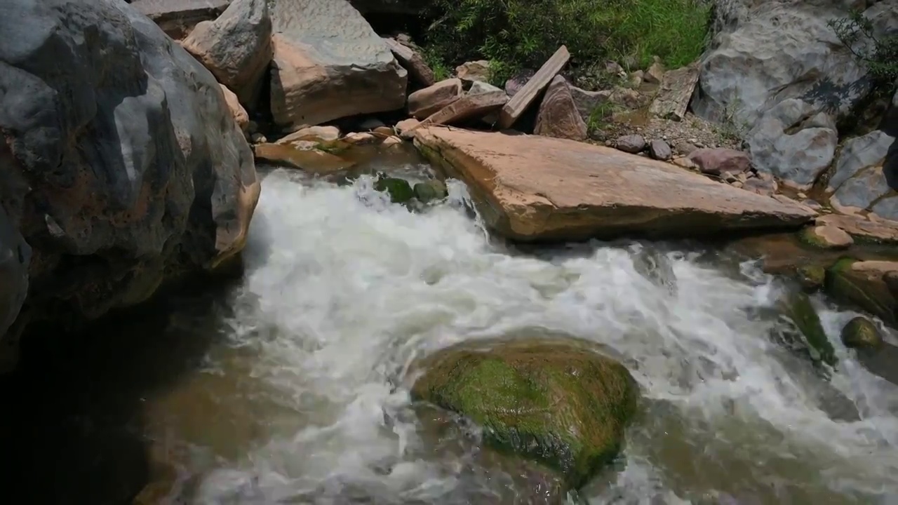 山间的流水视频素材