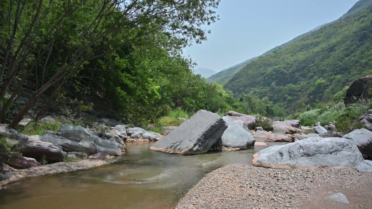 山谷里的河流视频素材