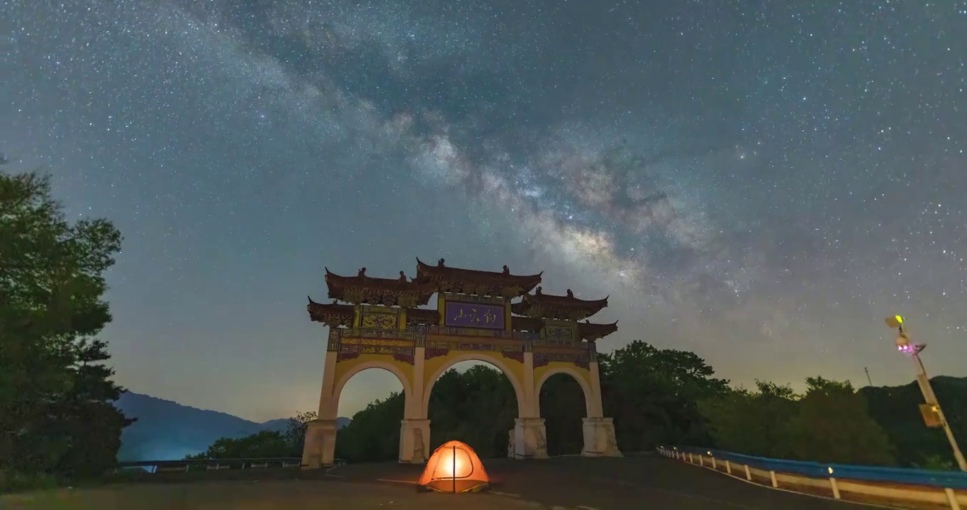 河南省洛阳市白云山旅游度假区星空露营地银河延时摄影视频素材