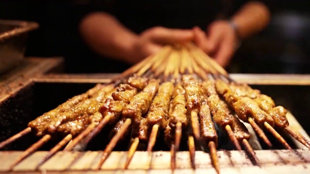 夏天美食宵夜特色小吃烧烤羊肉串视频素材