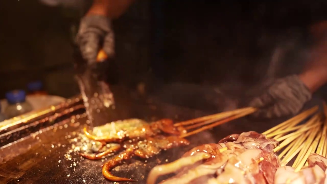 夏天特色宵夜美食小吃铁板烧烤鱿鱼视频素材