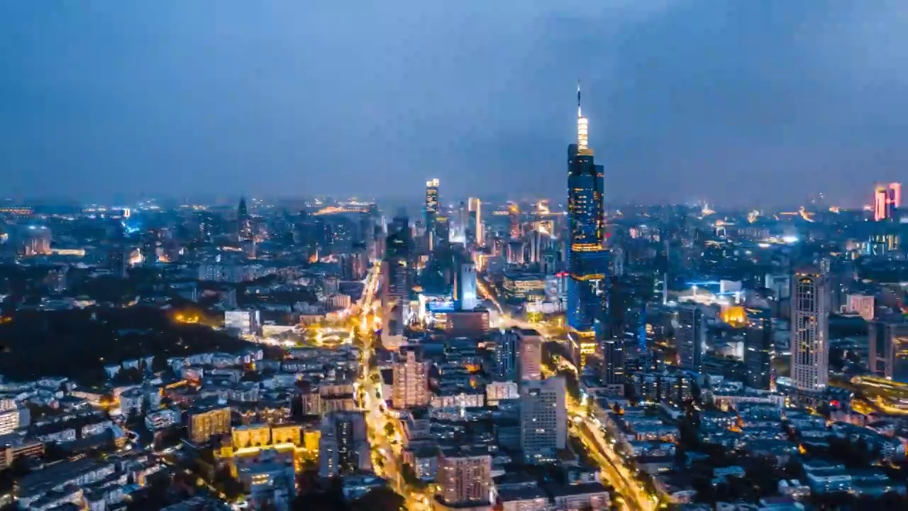 中国江苏南京紫峰大厦和城市天际线环绕延时摄影航拍夜景视频素材