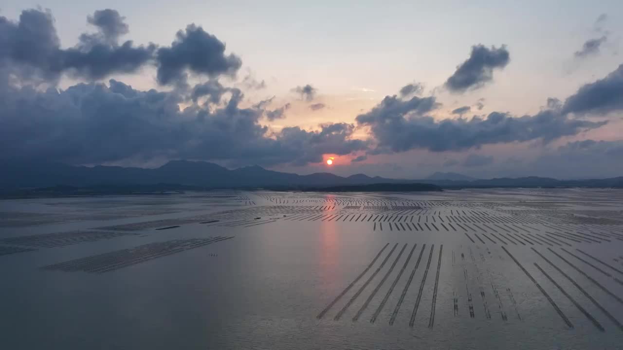 4K海上日出夕阳日出海浪波浪航拍视频素材