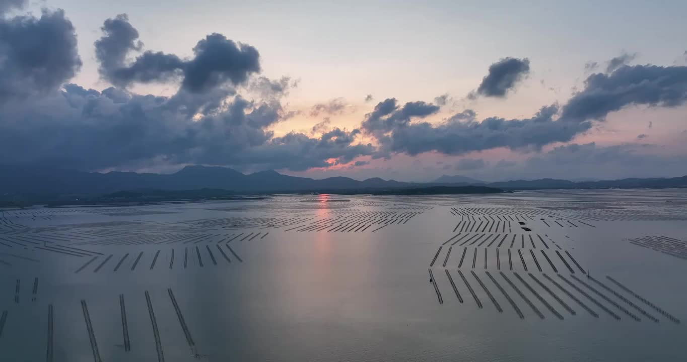 4K海上日出夕阳日出海浪波浪航拍视频素材