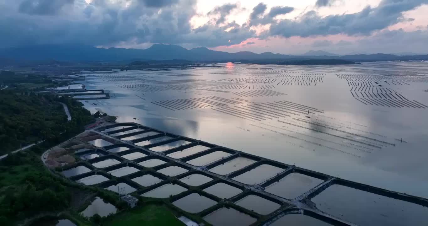 4K海上日出夕阳日出海浪波浪航拍视频素材