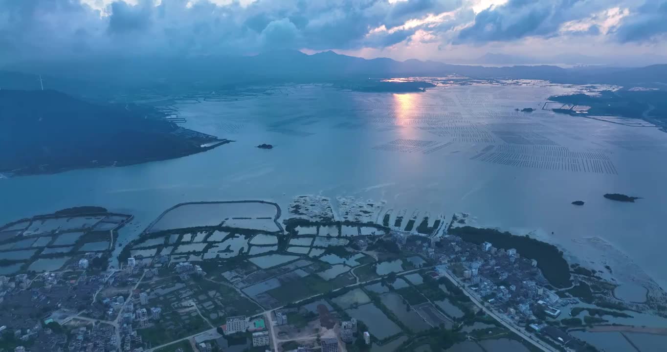 4K海上日出夕阳日出海浪波浪航拍视频素材