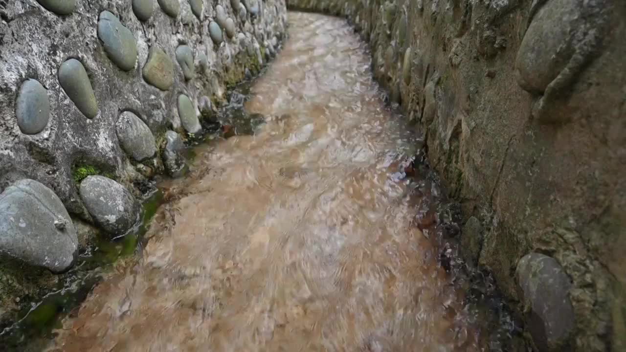 清澈的流水视频素材