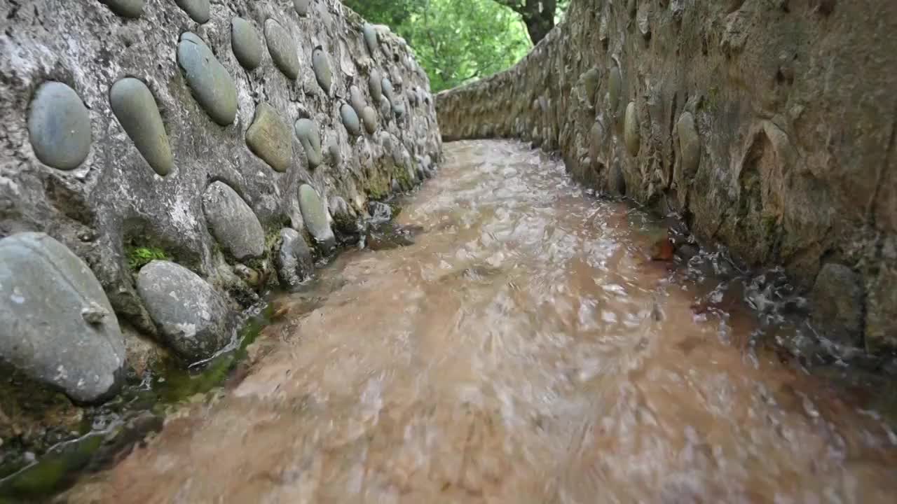 清澈的流水视频素材