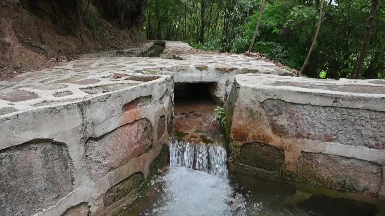 清澈的流水视频素材