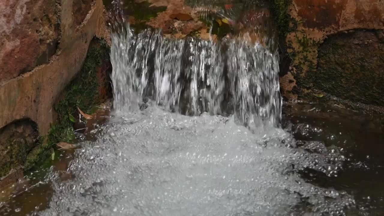 清澈的流水视频素材