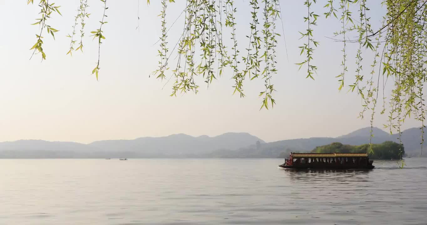 杭州西湖晨曦宁静湖面手划船空镜视频素材