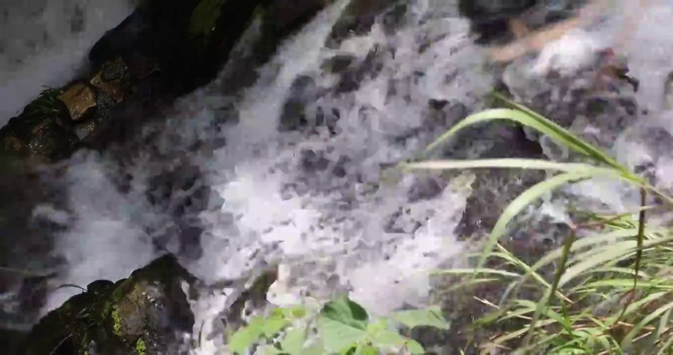 瀑布 自然 河流 溪流 森林 岩石 地形 地理 风景 绿色 流动视频素材