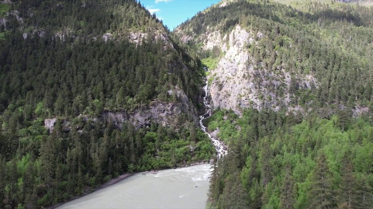 318国道然乌湖段的高山森林河流风光航拍视频素材