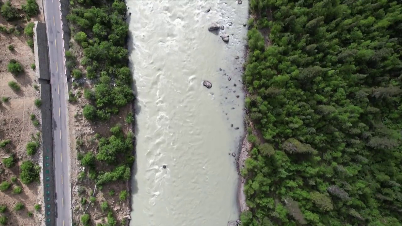 318国道然乌湖段的高山森林河流风光航拍视频下载