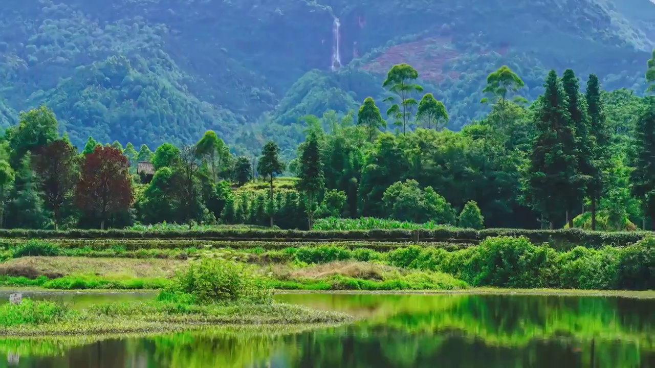 蓝天白云瀑布山树人家湖绿色宁静视频素材