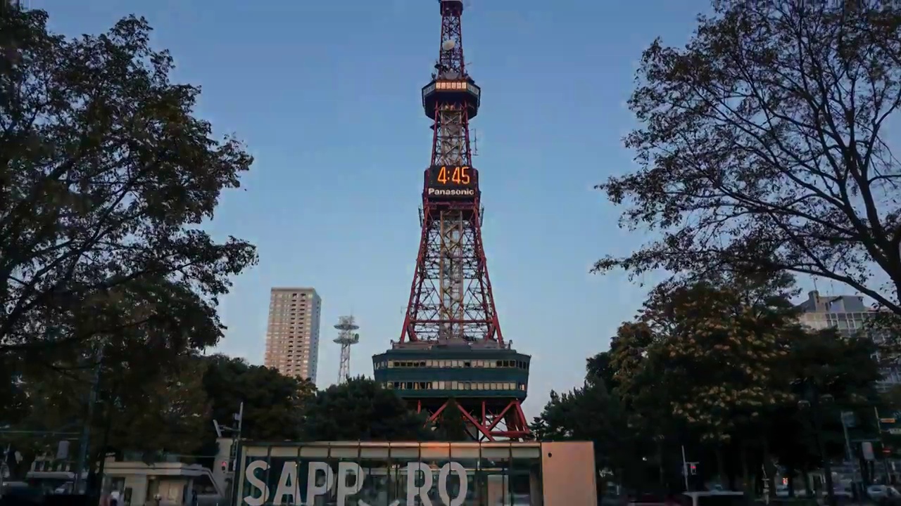 日本，北海道，札幌电视塔白天到夜晚时间流逝推拉镜头视频素材