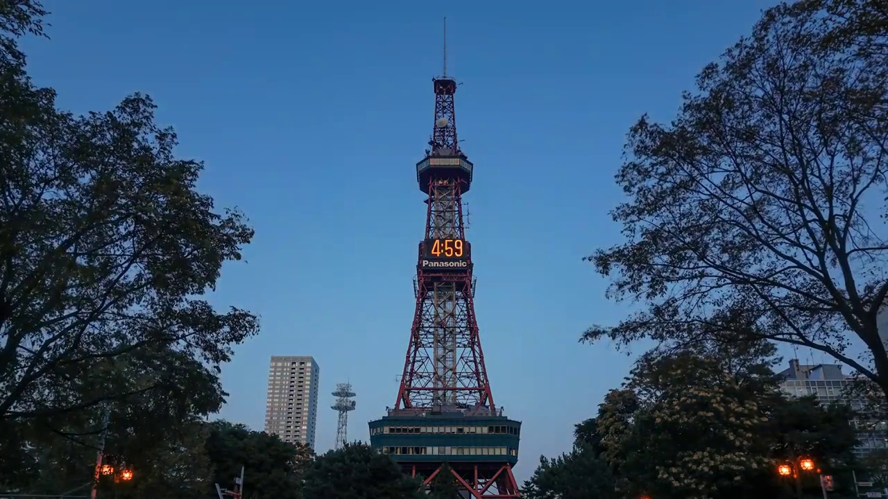 日本，北海道，札幌电视塔白天到夜晚时间流逝视频素材