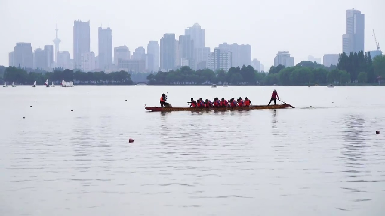 江苏南京玄武湖上的划龙舟比赛，龙舟赛视频素材