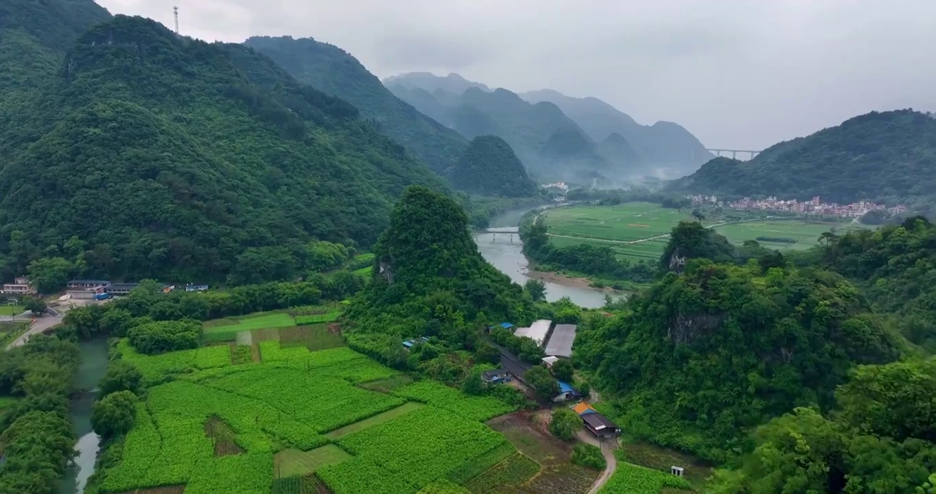 清晨雨雾中的阳山杜布镇乡村视频素材