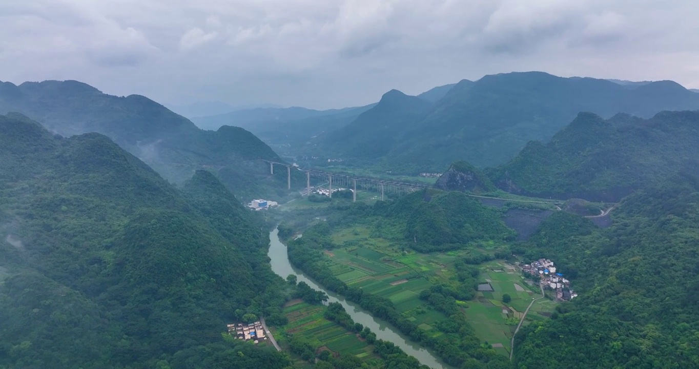 清晨雨雾中的阳山杜布镇乡村视频素材