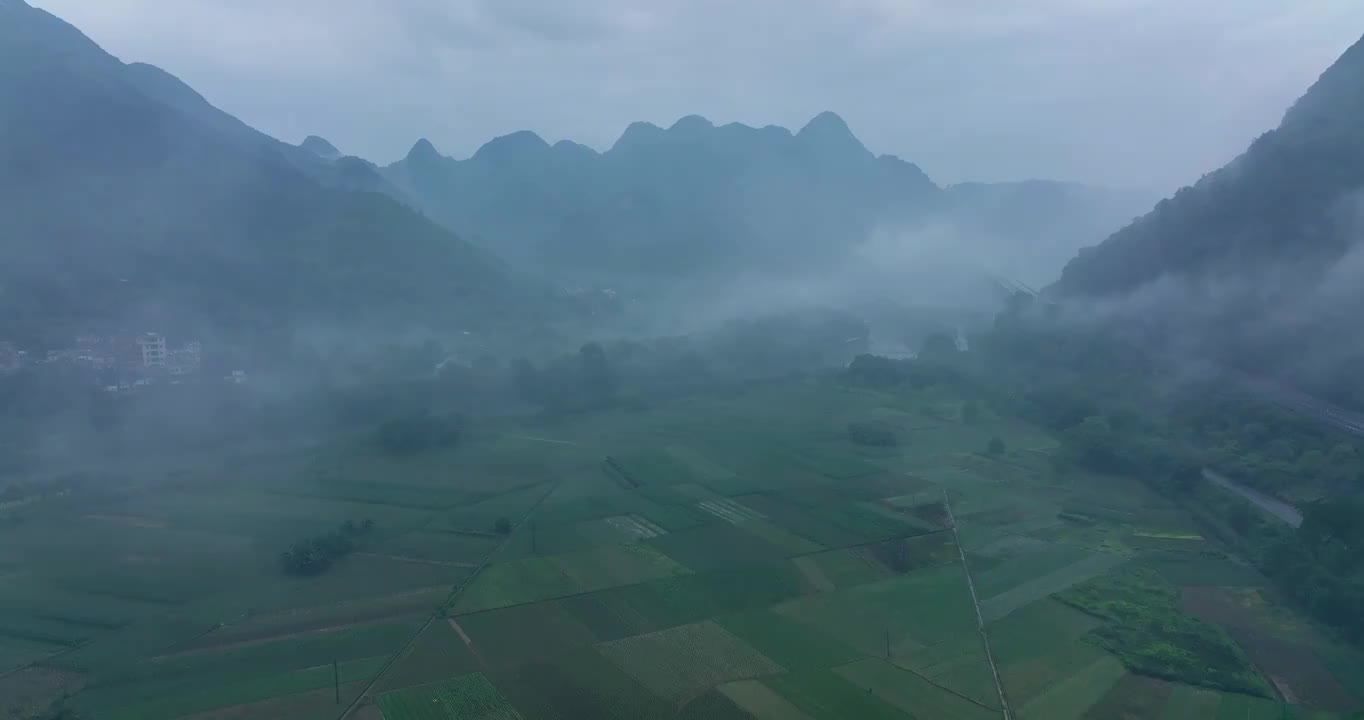 清晨雨雾中的阳山杜布镇乡村视频素材