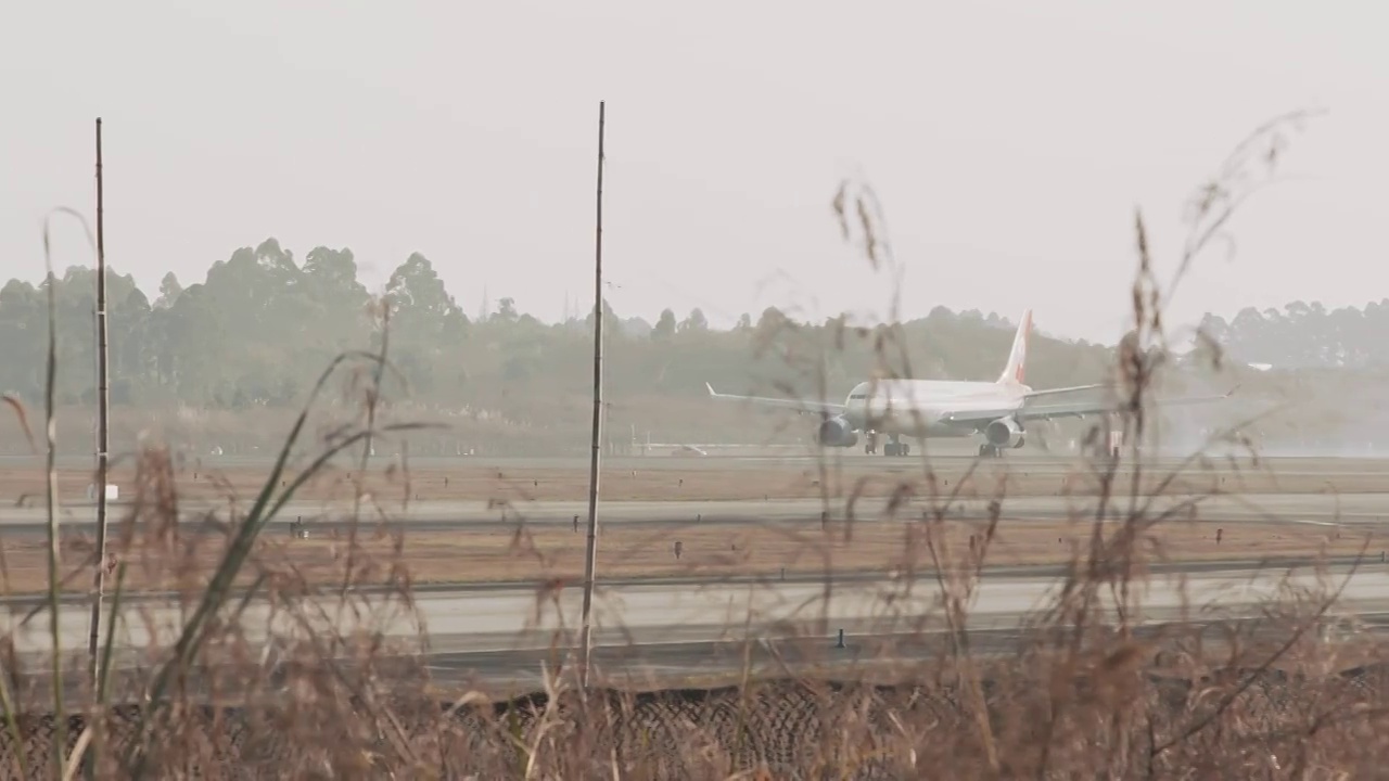 成都双流机场飞机起飞降落航空视频素材