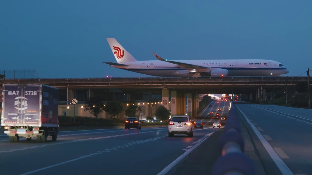 飞机航空过高架马路视频素材