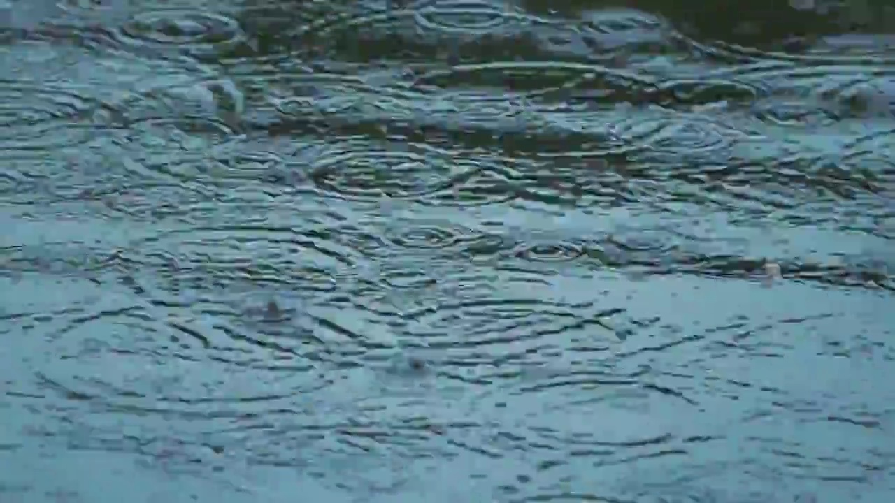 唯美春雨下雨雨天空镜头视频下载