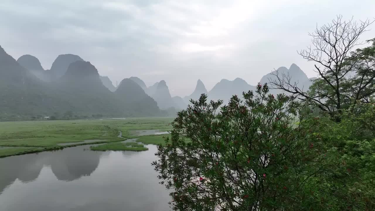 清晨日出时分山谷中的田地和小河视频素材