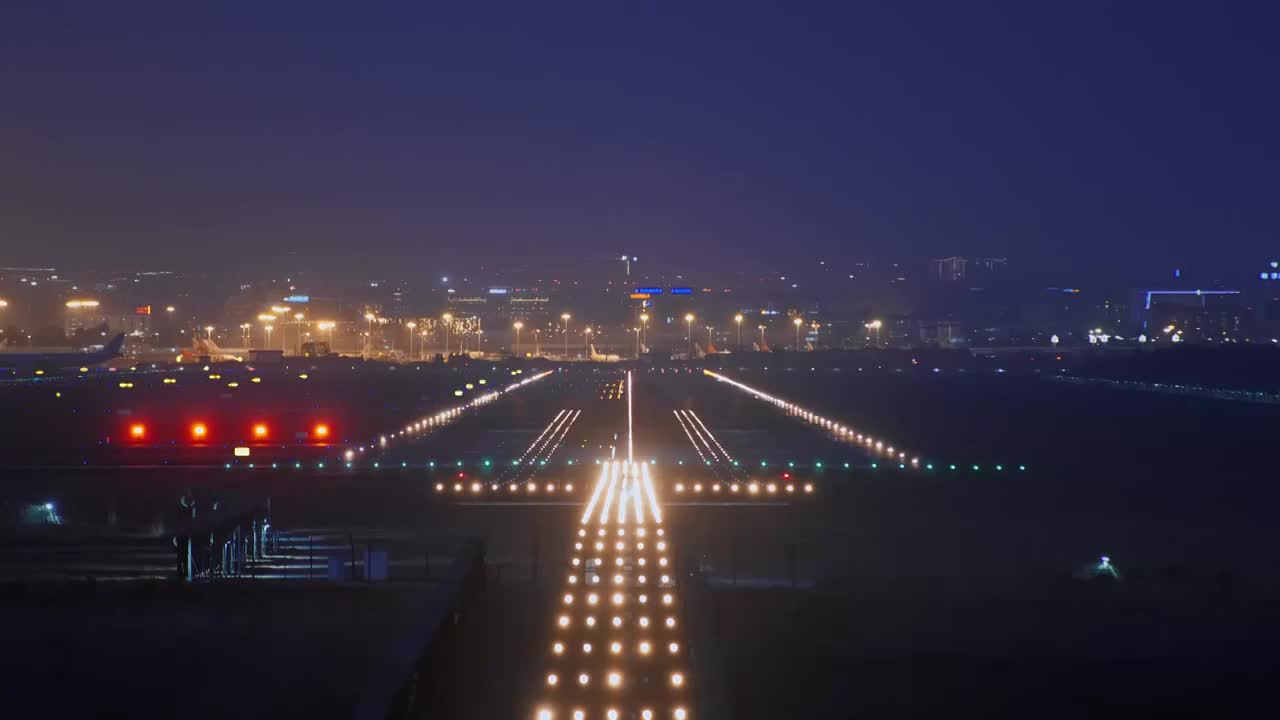 机场飞机降落飞机特写夜景视频素材