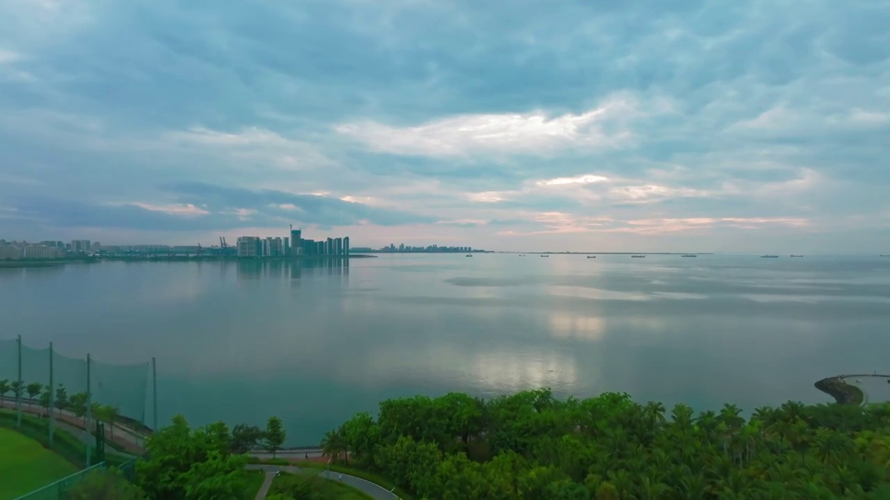 海南海口龙华区世纪公园与琼州海峡日落火烧云视频素材