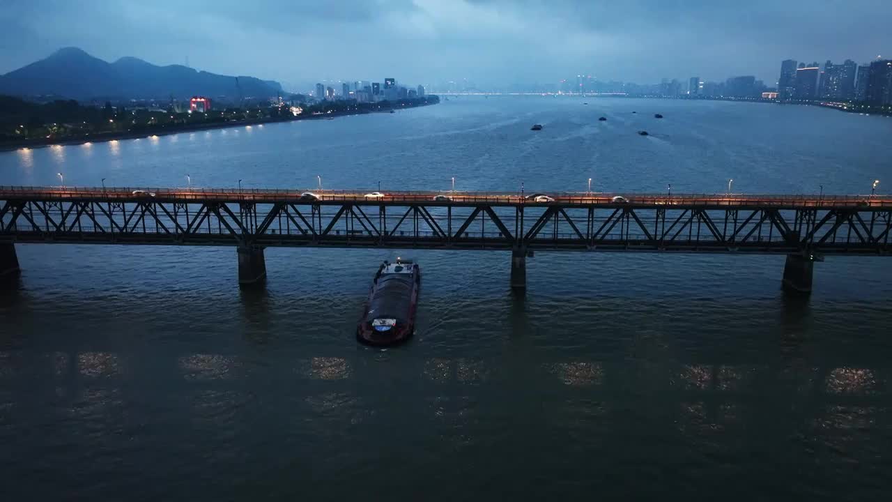 雨后傍晚的钱塘江视频下载